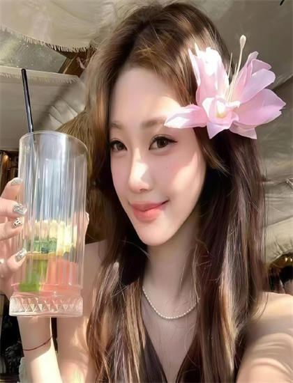 《新版：冷王盛宠法医妃》色彩运用文化解析：色调选择与情绪表达分析